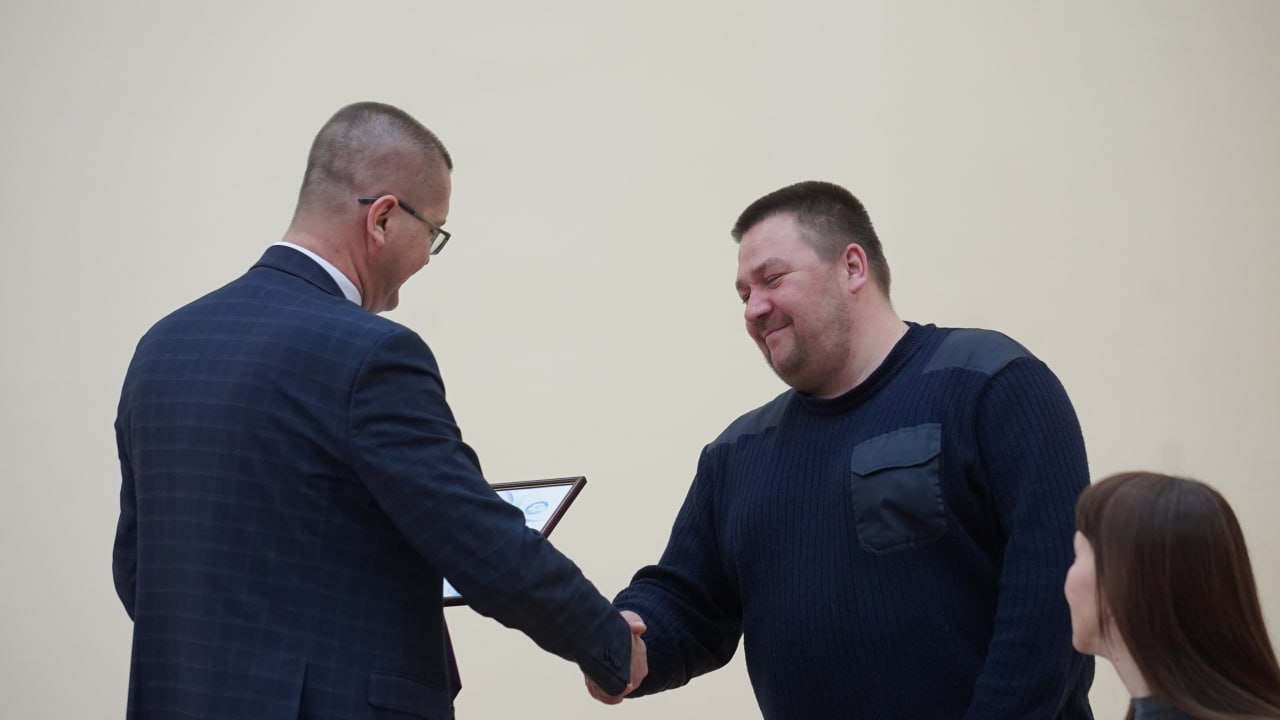 В Аниве чествовали пожарных, которые спасли подростка с оторвавшейся льдины