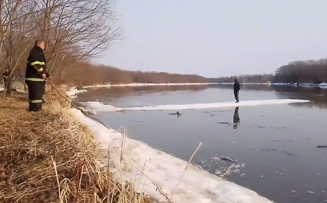 На Сахалине наградили спасателей, которые вытащили подростка со льдины