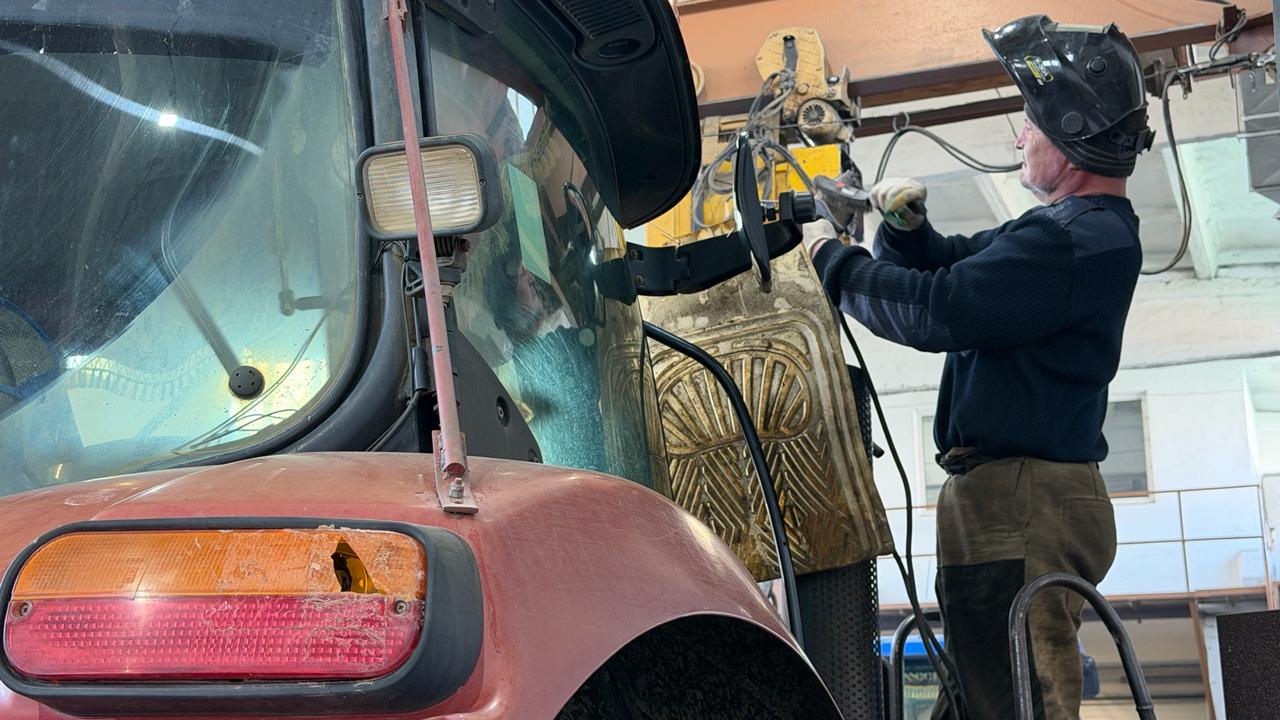 В ремонтно-механических мастерских совхоза «Южно-Сахалинский» кипит работа: специалисты готовят сельхозтехнику к предстоящему сезону В ремонтно-механических мастерских совхоза «Южно-Сахалинский» кипит работа: специалисты готовят сельхозтехнику к предстоящему сезону