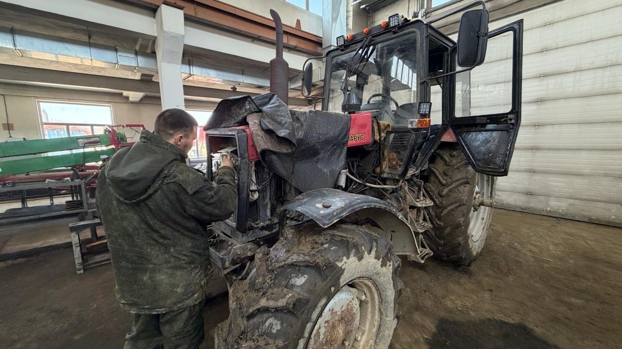 В ремонтно-механических мастерских совхоза «Южно-Сахалинский» кипит работа: специалисты готовят сельхозтехнику к предстоящему сезону В ремонтно-механических мастерских совхоза «Южно-Сахалинский» кипит работа: специалисты готовят сельхозтехнику к предстоящему сезону