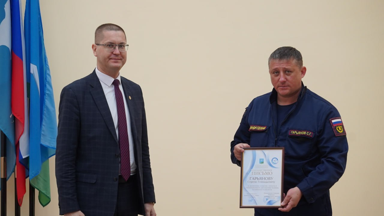 В Аниве чествовали пожарных, которые спасли подростка с оторвавшейся льдины В Аниве чествовали пожарных, которые спасли подростка с оторвавшейся льдины