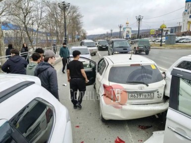 Массовое ДТП на ул. Горького в Южно-Сахалинске