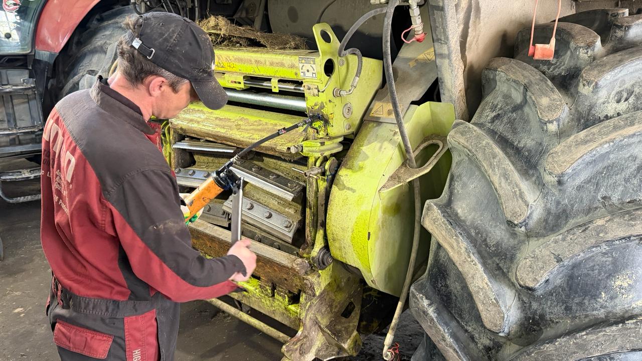 В ремонтно-механических мастерских совхоза «Южно-Сахалинский» кипит работа: специалисты готовят сельхозтехнику к предстоящему сезону В ремонтно-механических мастерских совхоза «Южно-Сахалинский» кипит работа: специалисты готовят сельхозтехнику к предстоящему сезону