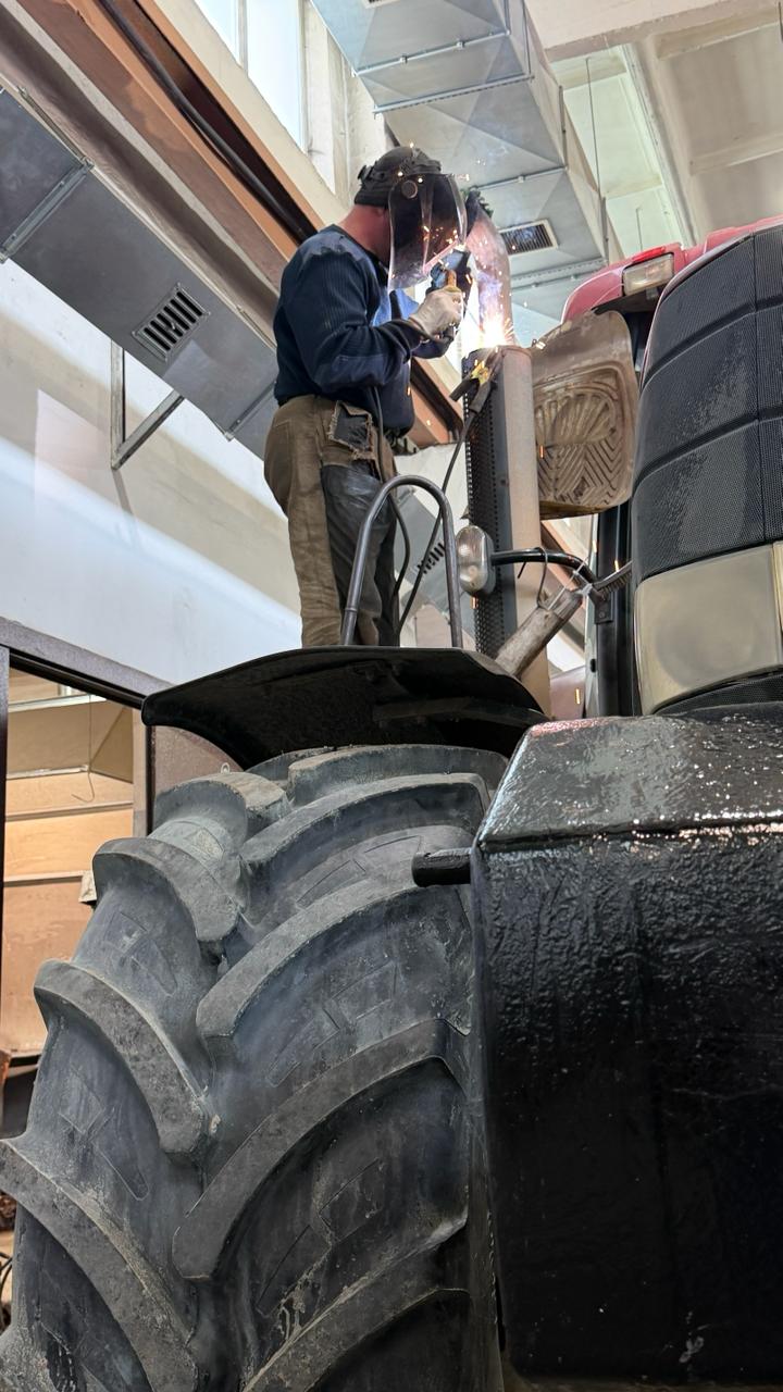 В ремонтно-механических мастерских совхоза «Южно-Сахалинский» кипит работа: специалисты готовят сельхозтехнику к предстоящему сезону