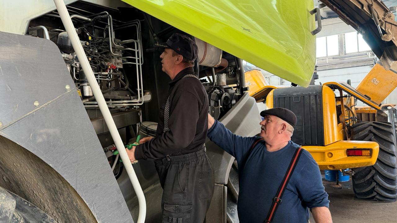 В ремонтно-механических мастерских совхоза «Южно-Сахалинский» кипит работа: специалисты готовят сельхозтехнику к предстоящему сезону В ремонтно-механических мастерских совхоза «Южно-Сахалинский» кипит работа: специалисты готовят сельхозтехнику к предстоящему сезону