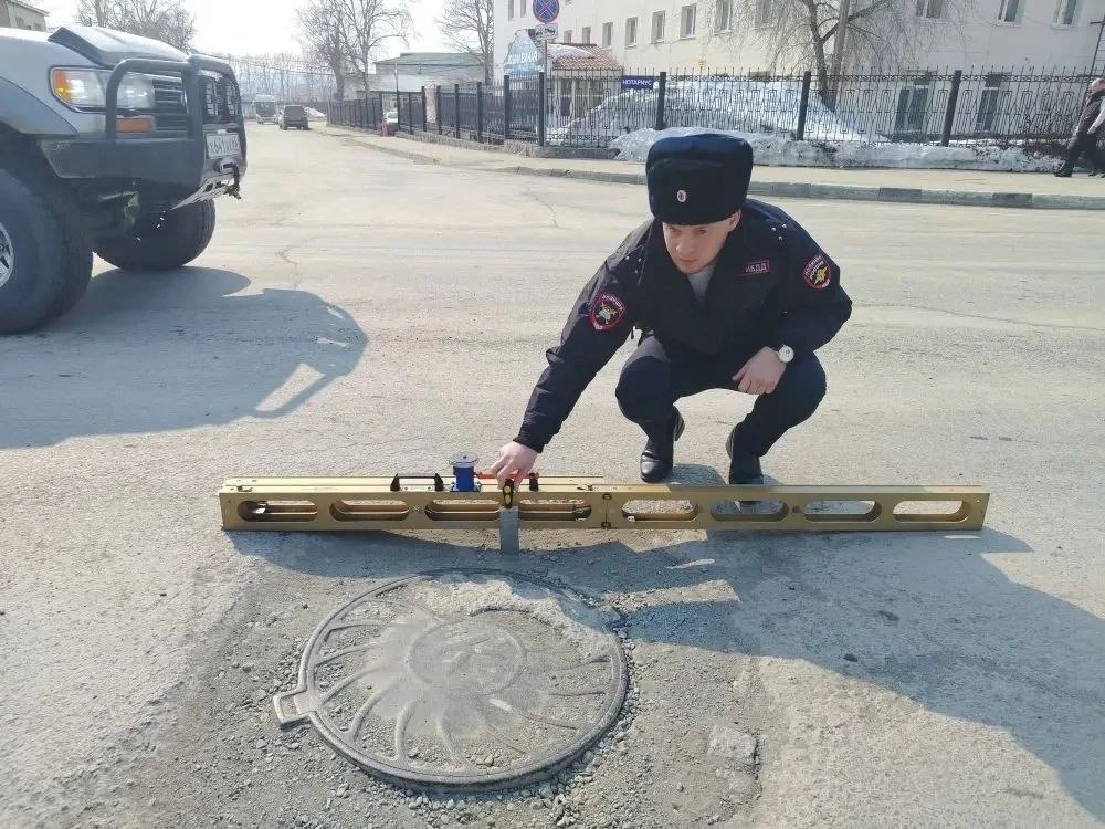 Дорожный надзор ГАИ с рулетками и линейками измерил ямы в Долинском районе Дорожный надзор ГАИ с рулетками и линейками измерил ямы в Долинском районе