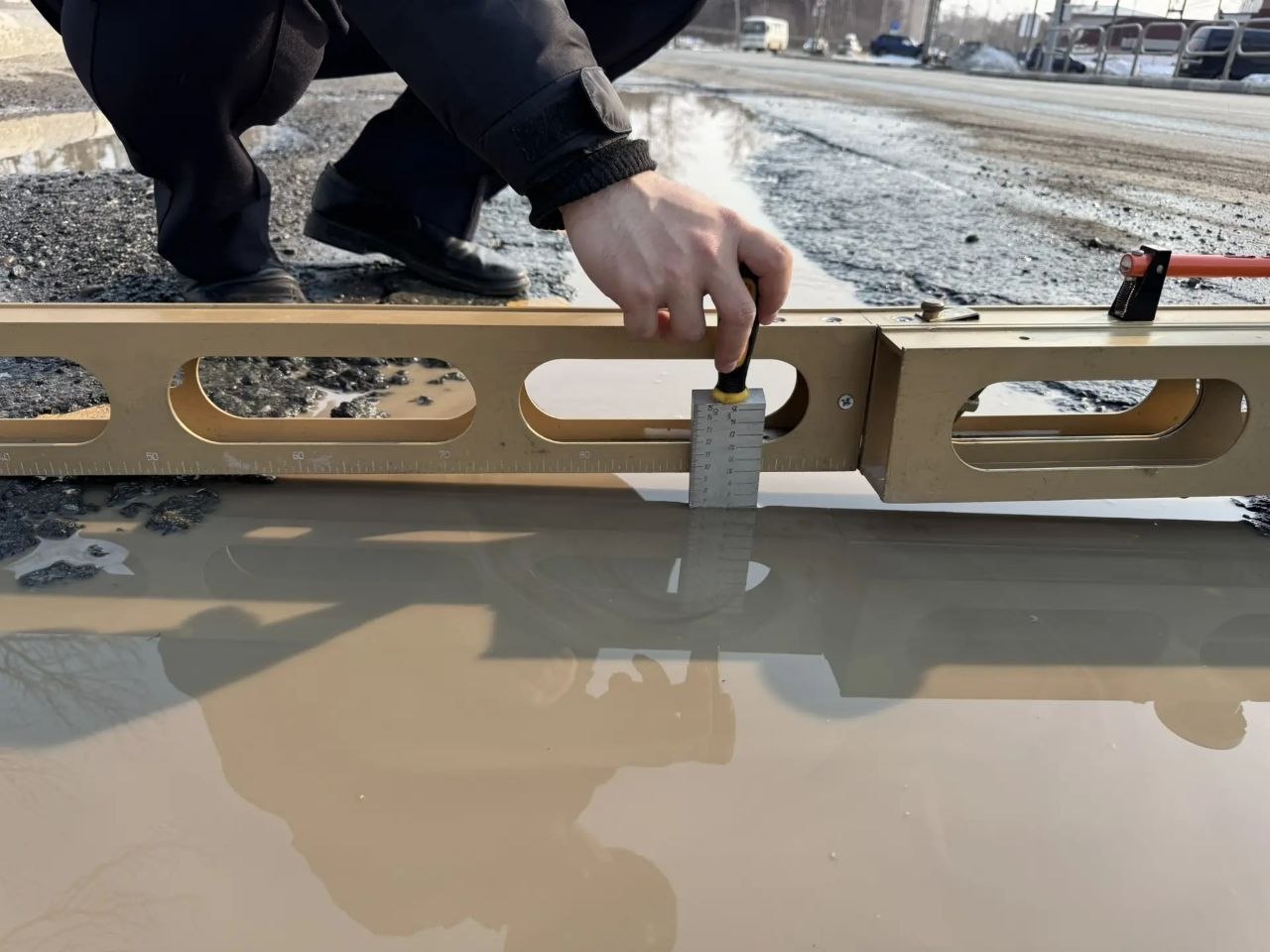 Дорожный надзор ГАИ с рулетками и линейками измерил ямы в Долинском районе Дорожный надзор ГАИ с рулетками и линейками измерил ямы в Долинском районе