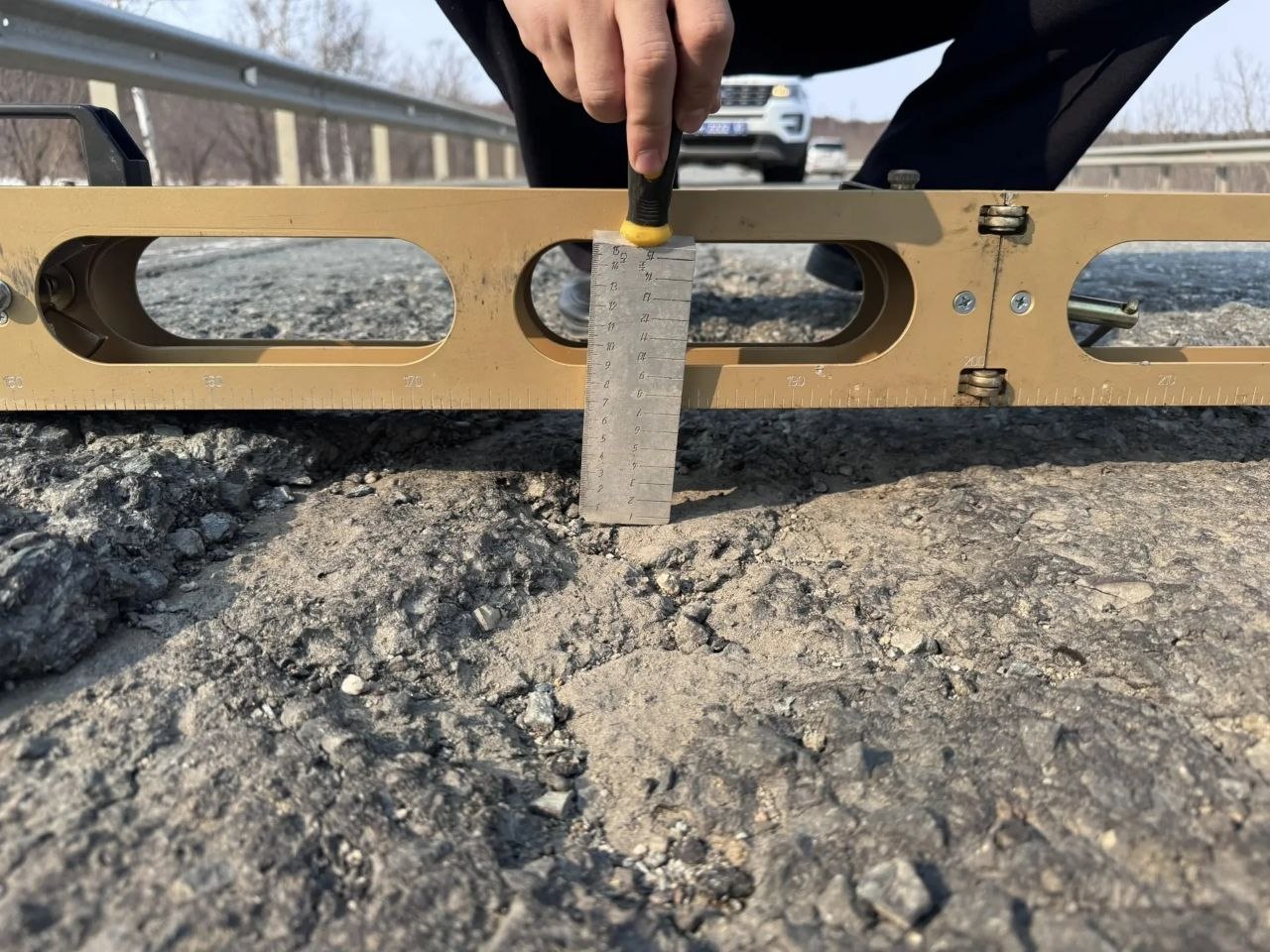 Дорожный надзор ГАИ с рулетками и линейками измерил ямы в Долинском районе Дорожный надзор ГАИ с рулетками и линейками измерил ямы в Долинском районе