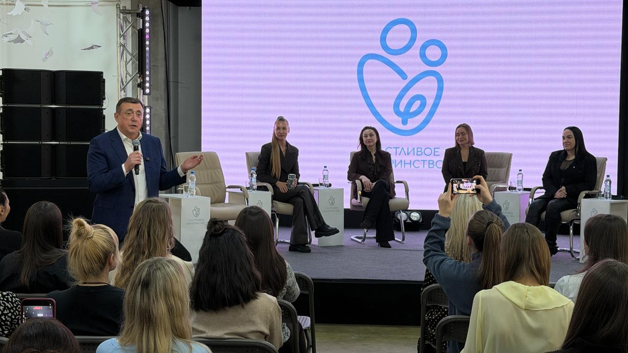 Сегодня, во Всероссийский день беременных, в южно-сахалинской арт-резиденции «Маяк» прошёл праздник в рамках регионального проекта «Счастливое материнство» Сегодня, во Всероссийский день беременных, в южно-сахалинской арт-резиденции «Маяк» прошёл праздник в рамках регионального проекта «Счастливое материнство»