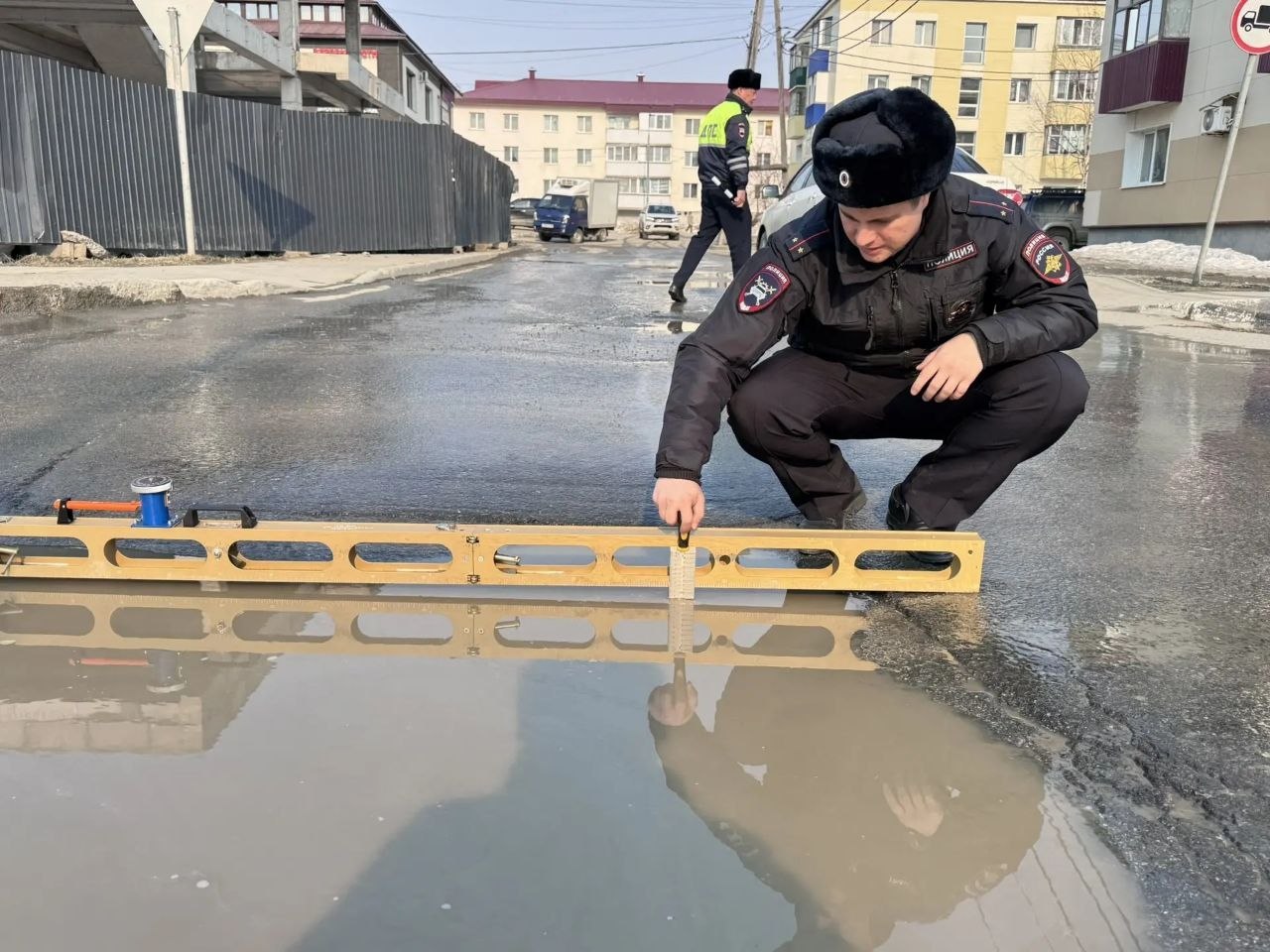 Дорожный надзор ГАИ с рулетками и линейками измерил ямы в Долинском районе Дорожный надзор ГАИ с рулетками и линейками измерил ямы в Долинском районе
