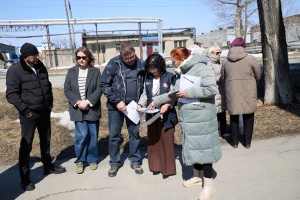 Жители двух домов по ул. 2-ой Красносельской в Ново-Александровске примут решение по дальнейшему использованию участка, который граничит с дворовой территорией