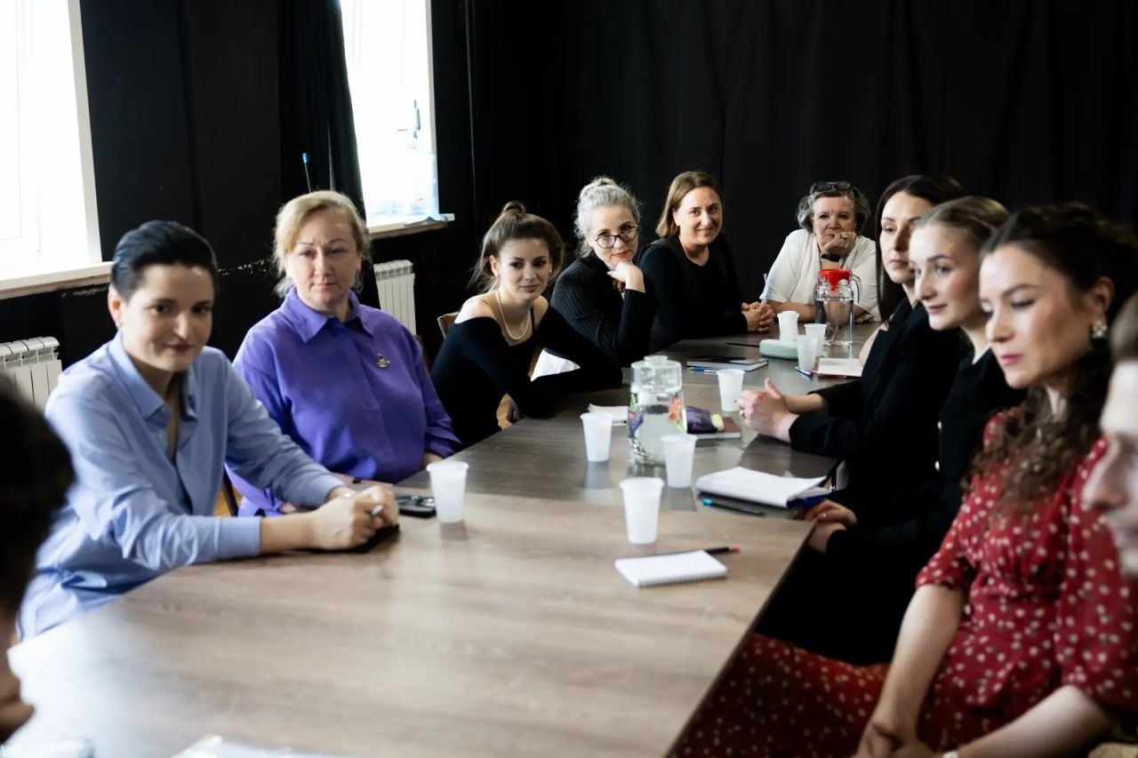 Репетиции нового спектакля «8 Ж» стартовали в сахалинском Чехов-центре