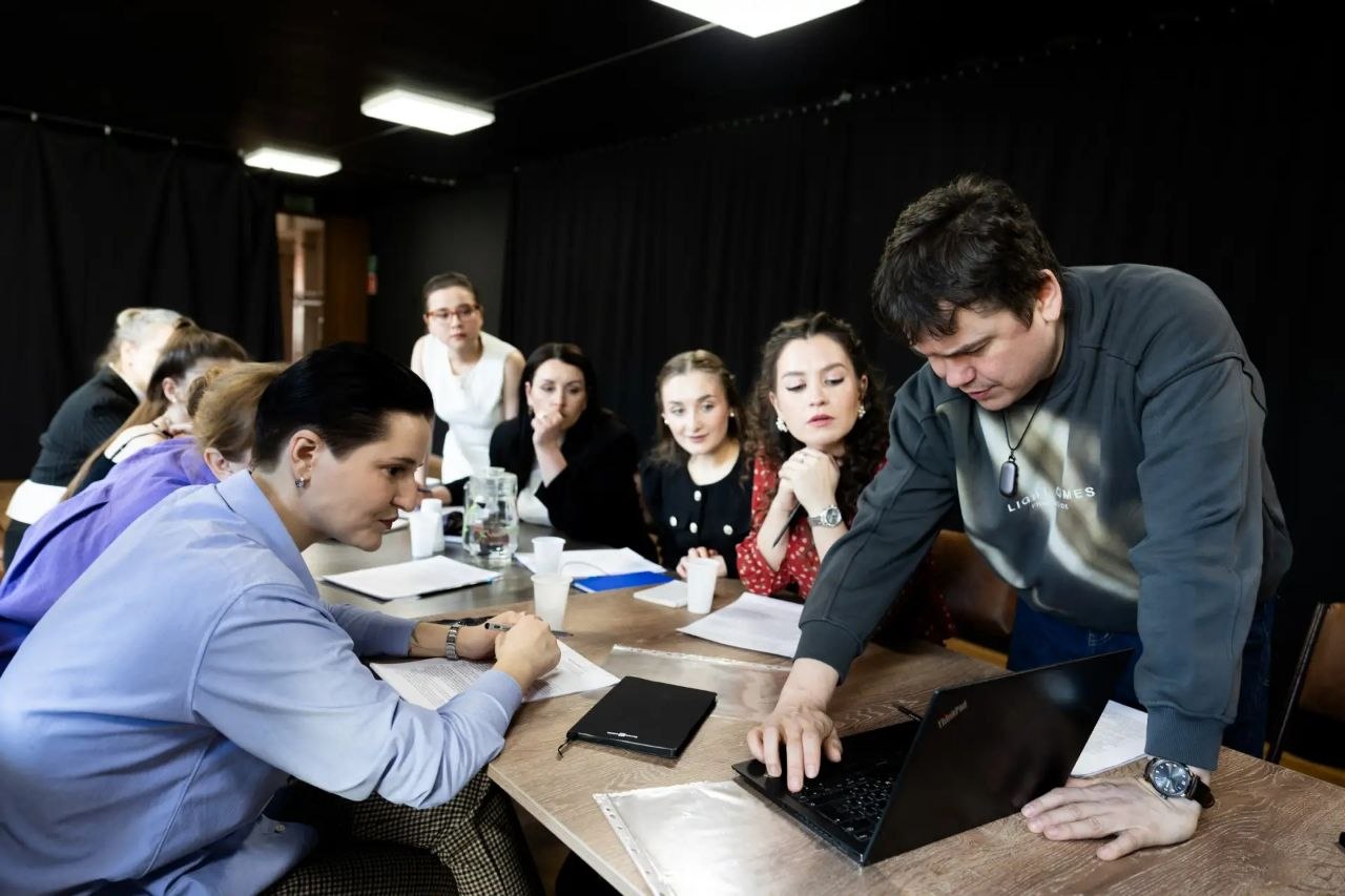 Репетиции нового спектакля «8 Ж» стартовали в сахалинском Чехов-центре Репетиции нового спектакля «8 Ж» стартовали в сахалинском Чехов-центре