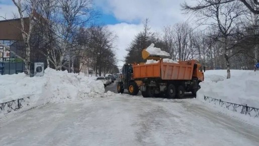 В Оху направляет дополнительную технику для расчистки улиц от снега