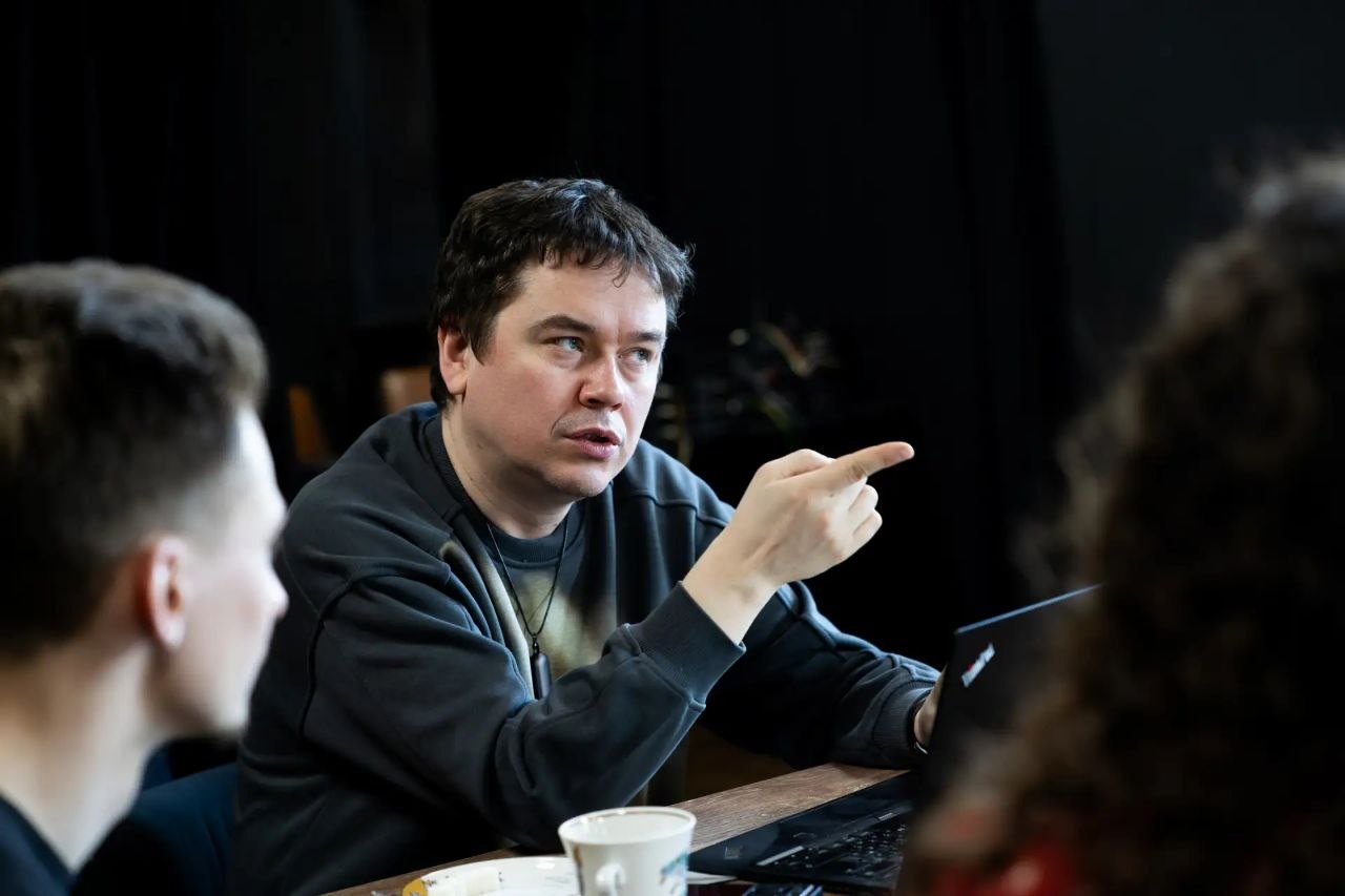 Репетиции нового спектакля «8 Ж» стартовали в сахалинском Чехов-центре Репетиции нового спектакля «8 Ж» стартовали в сахалинском Чехов-центре