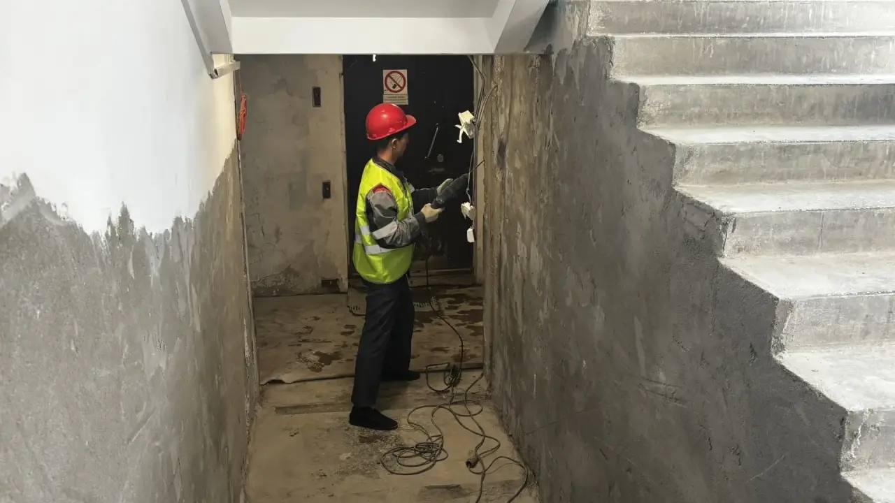 Ремонт одного из блоков 2 корпуса Центральной поликлиники в Южно-Сахалинске завершат до конца лета