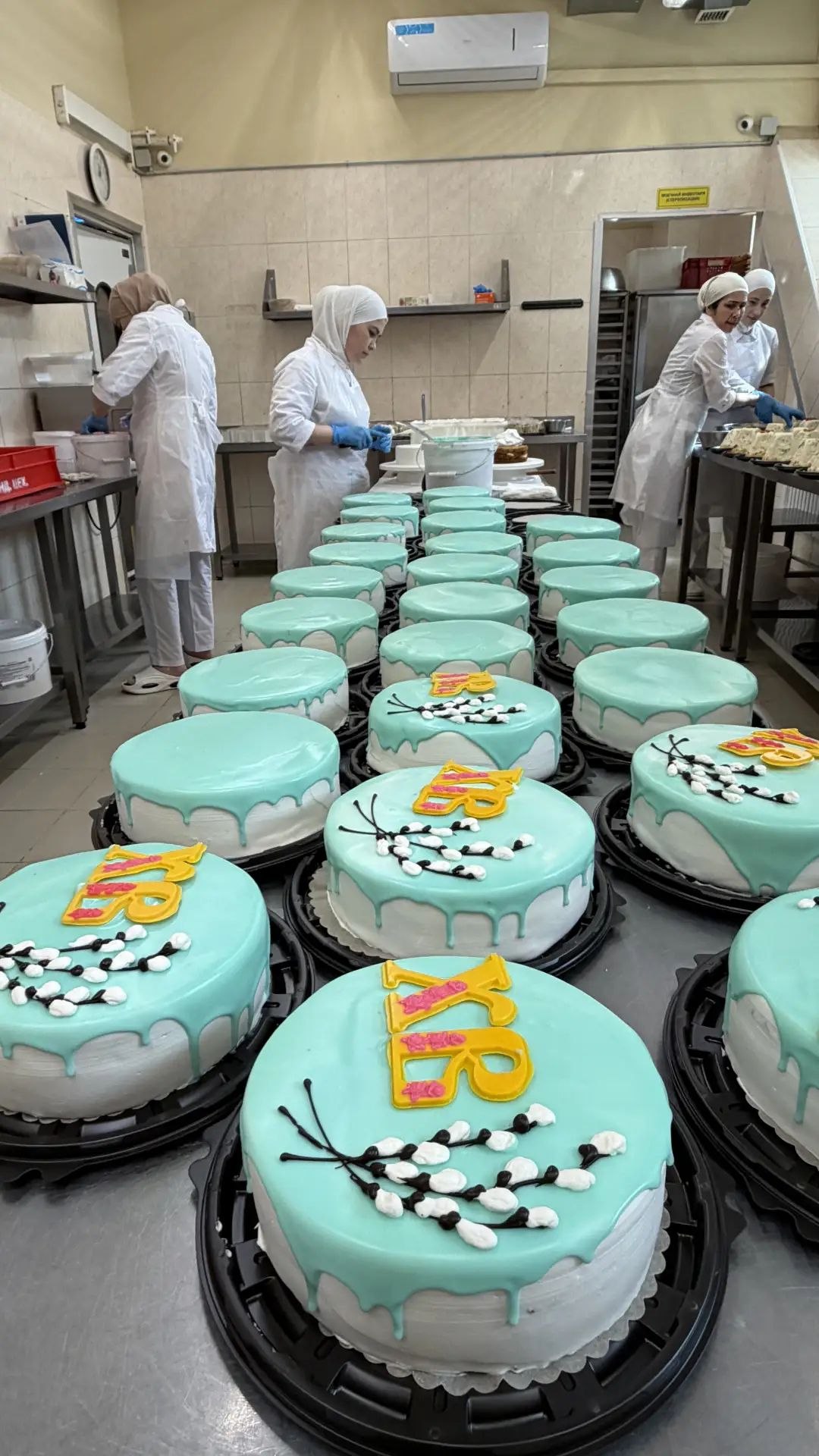 Четверг, пятница, и часть субботы на Страстной неделе станут самыми напряжёнными днями для островных кондитеров Четверг, пятница, и часть субботы на Страстной неделе станут самыми напряжёнными днями для островных кондитеров