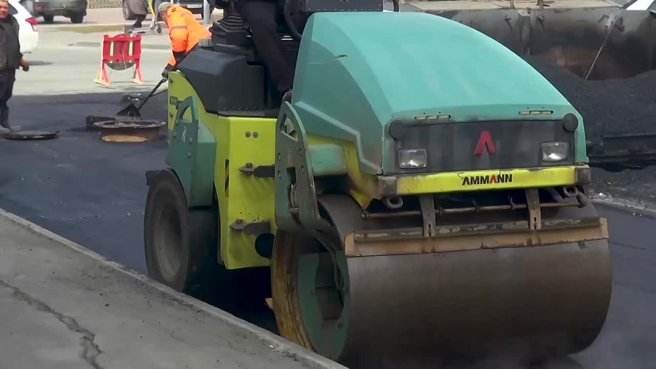 В Южно-Сахалинске приступили к ремонту дорог горячим асфальтом