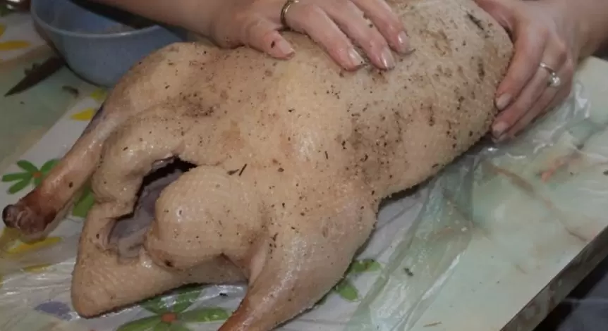 Классический жареный гусь: возвращение к традициям с изюминкой