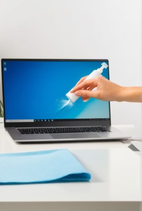 Чистота на рабочем месте: секреты ухода за техникой и экранами