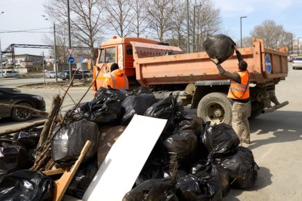 Более 10,5 тысяч горожан участвовали в субботнике в Южно-Сахалинске