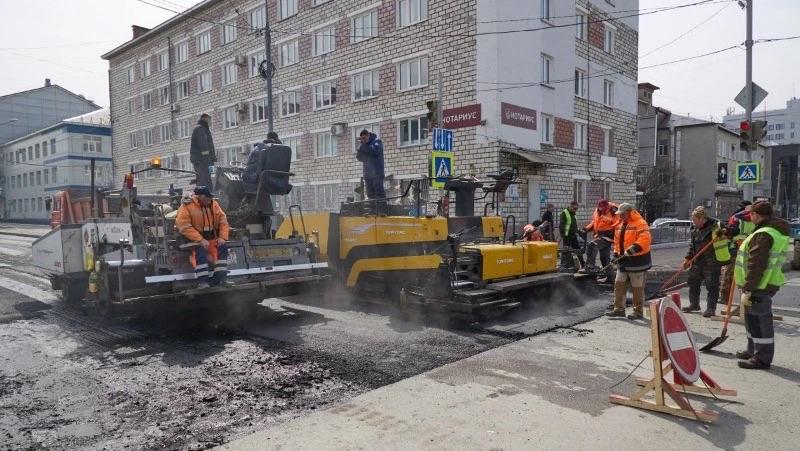 Дороги в Южно-Сахалинске начали ремонтировать горячим асфальтом