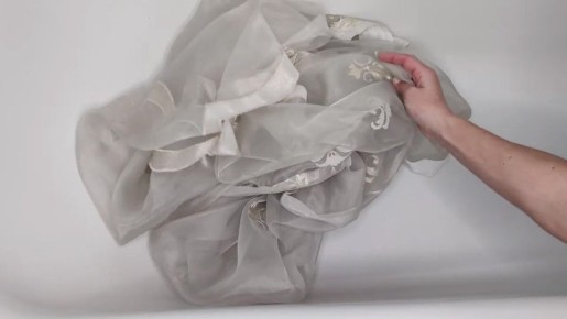 Секреты безупречной белизны: как быстро освежить тюль с помощью соли