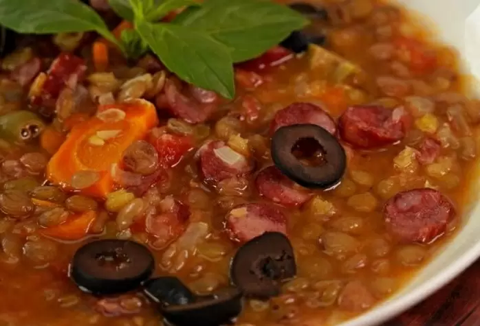 Согревающий суп с чечевицей и копчеными колбасками