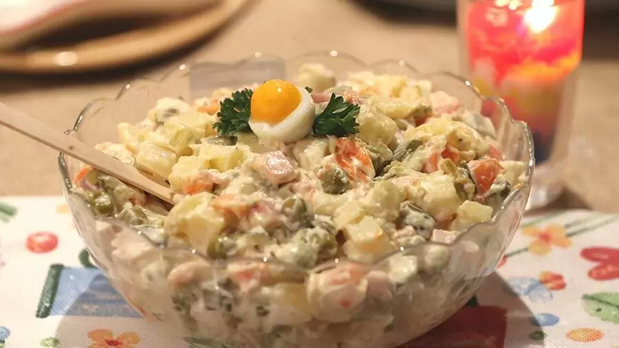 Селедка под шубой: самый выгодный салат для новогоднего стола