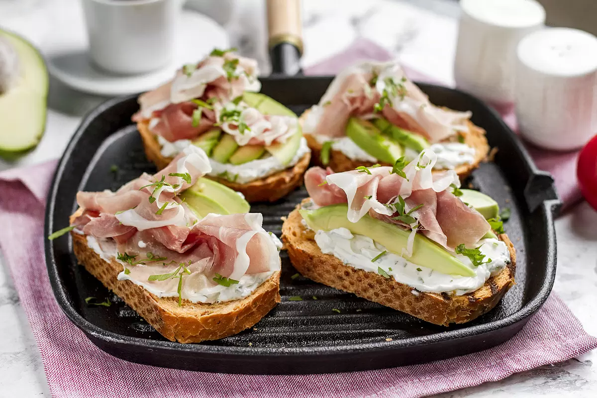 Томатные тосты с творожным сыром, прошутто и авокадо