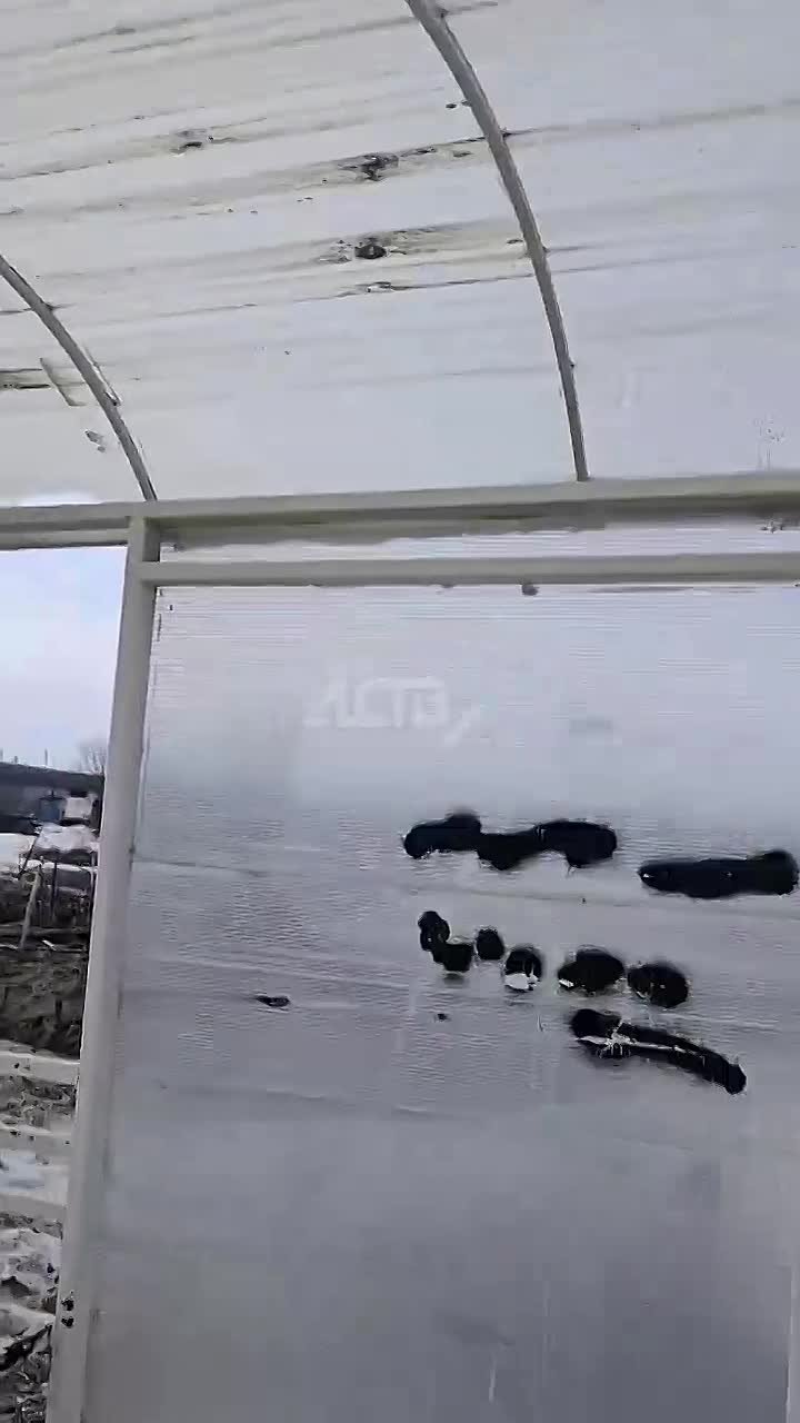 Крыша автобусного павильона "поехала" на выезде из Южно-Сахалинска