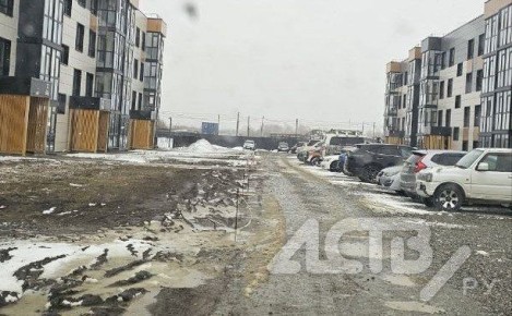 В Южно-Сахалинске дорога в ЖК "Большая Полянка" тонет в грязи