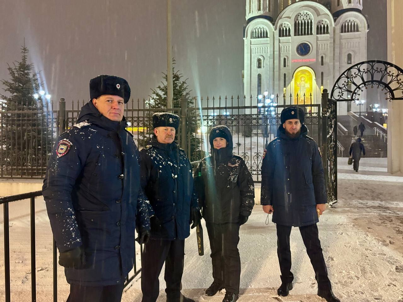 Сотрудники Сахалинской полиции обеспечили охрану общественного порядка во время празднования Пасхи Сотрудники Сахалинской полиции обеспечили охрану общественного порядка во время празднования Пасхи