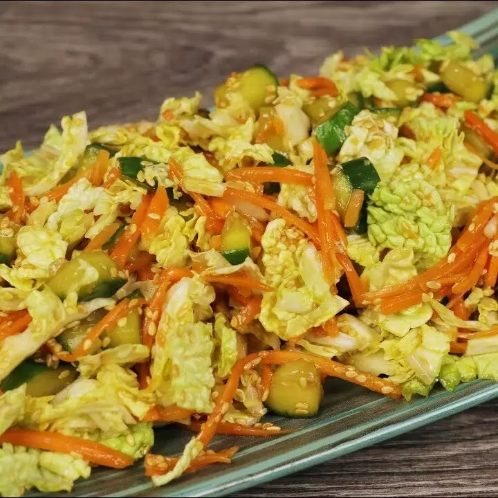 Необычный салат с жареными огурцами: новая кулинарная находка