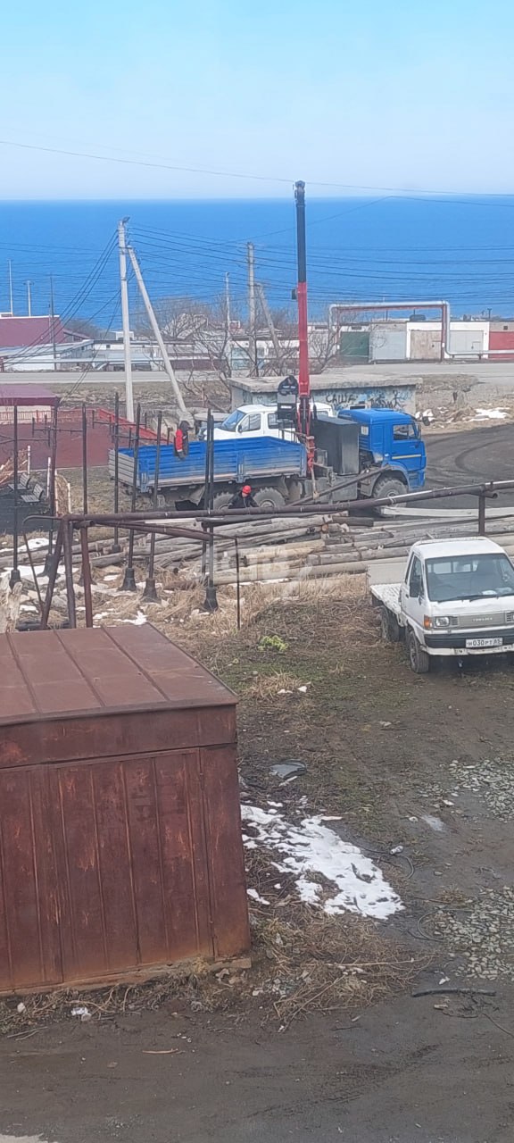 Промышленная свалка вместо вида на море: холмчане сообщают о завалах под окнами