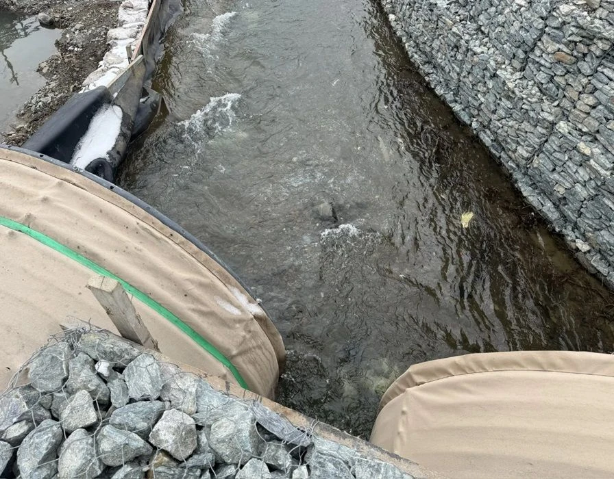 В русле реки Правда выполнили монтаж двух водопропускных труб В русле реки Правда выполнили монтаж двух водопропускных труб