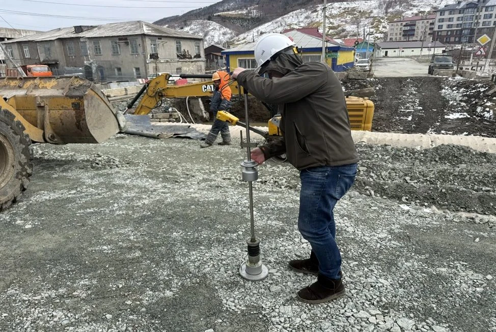 В русле реки Правда выполнили монтаж двух водопропускных труб В русле реки Правда выполнили монтаж двух водопропускных труб