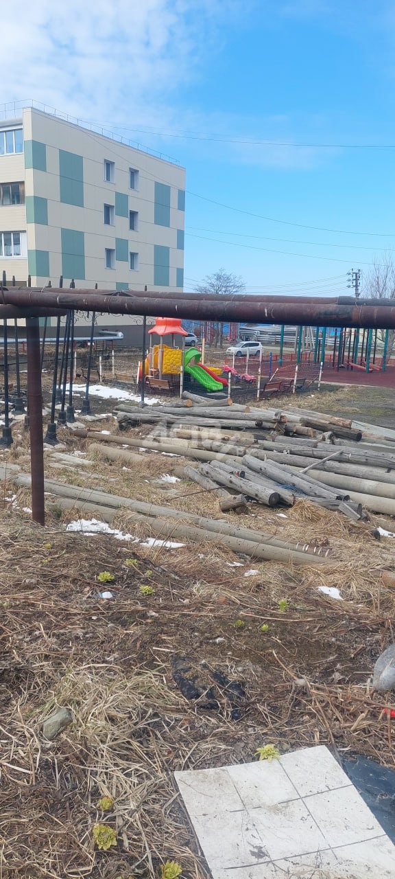 Промышленная свалка вместо вида на море: холмчане сообщают о завалах под окнами Промышленная свалка вместо вида на море: холмчане сообщают о завалах под окнами