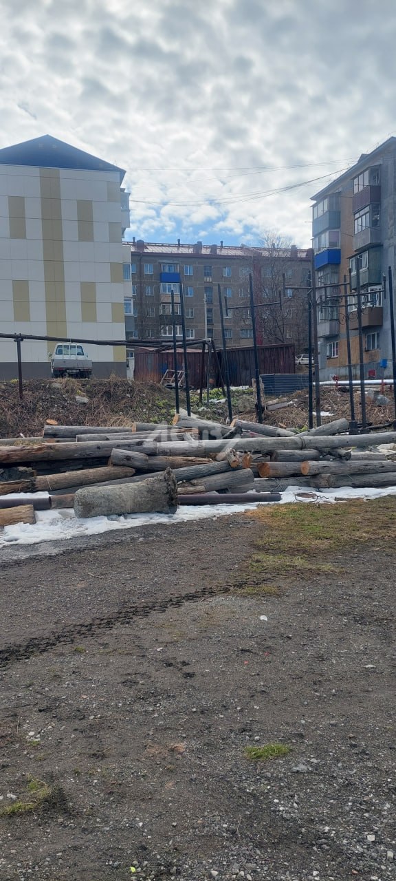 Промышленная свалка вместо вида на море: холмчане сообщают о завалах под окнами Промышленная свалка вместо вида на море: холмчане сообщают о завалах под окнами