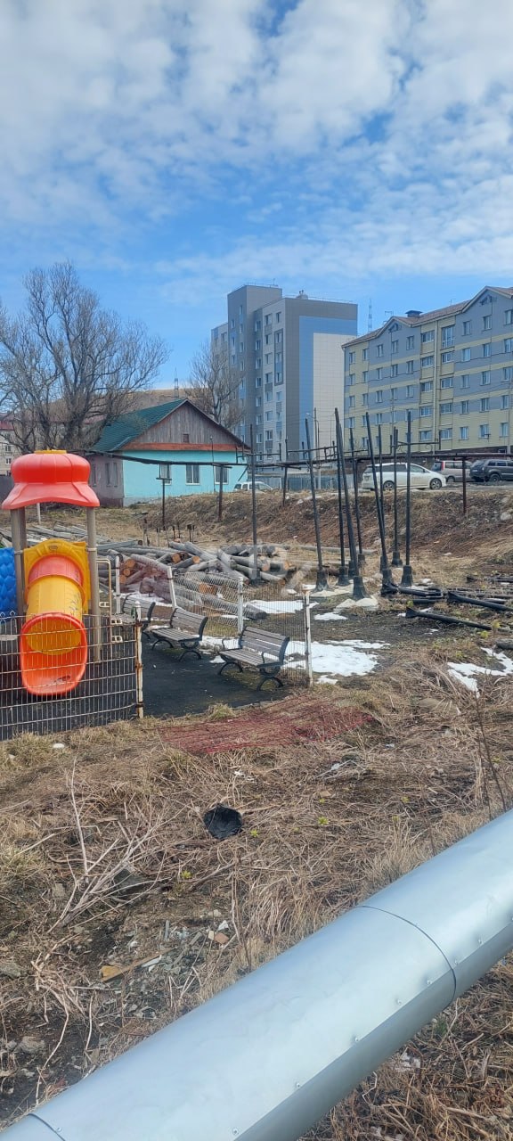 Промышленная свалка вместо вида на море: холмчане сообщают о завалах под окнами Промышленная свалка вместо вида на море: холмчане сообщают о завалах под окнами