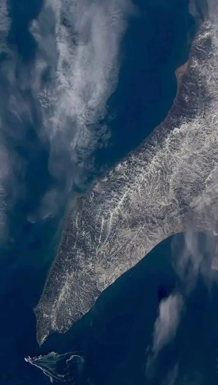 Лазурные разводы у берегов Сахалина запечатлели с МКС Лазурные разводы у берегов Сахалина запечатлели с МКС