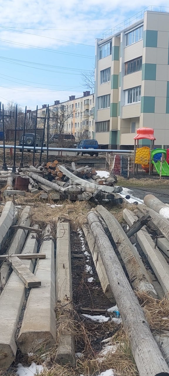 Промышленная свалка вместо вида на море: холмчане сообщают о завалах под окнами Промышленная свалка вместо вида на море: холмчане сообщают о завалах под окнами