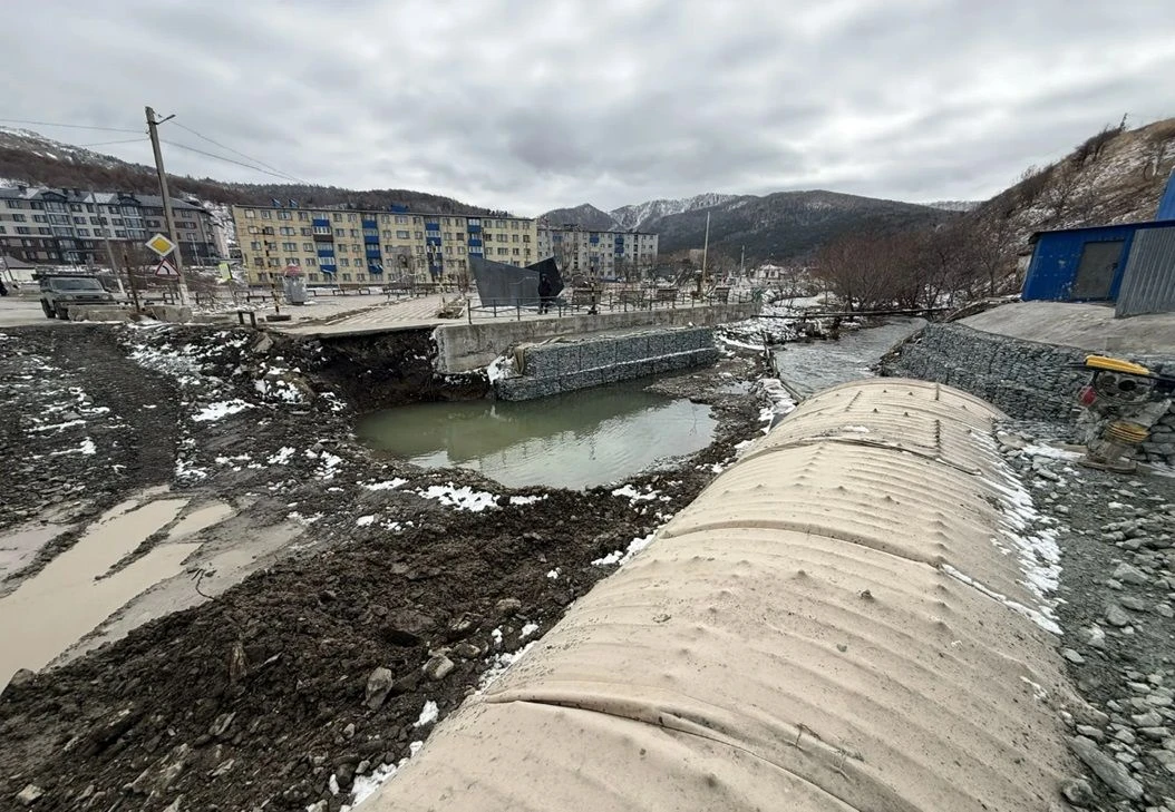 В русле реки Правда выполнили монтаж двух водопропускных труб В русле реки Правда выполнили монтаж двух водопропускных труб
