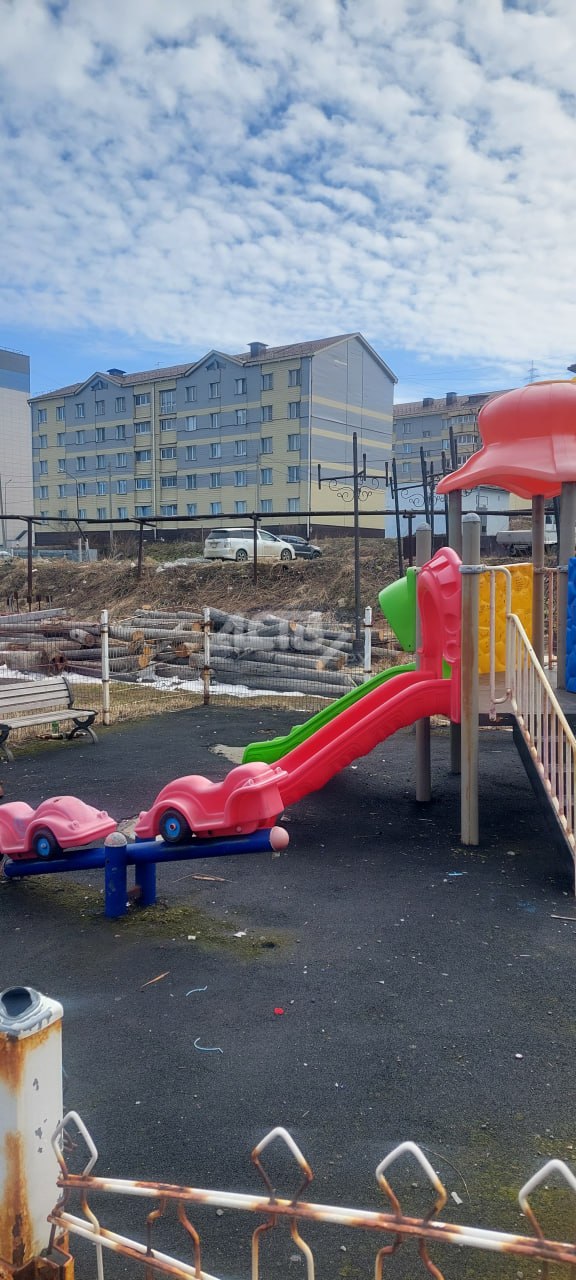 Промышленная свалка вместо вида на море: холмчане сообщают о завалах под окнами Промышленная свалка вместо вида на море: холмчане сообщают о завалах под окнами