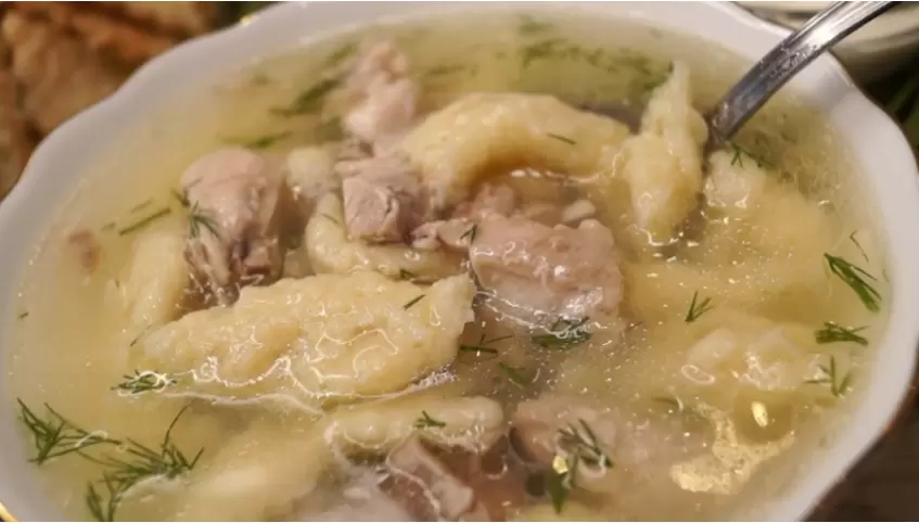 Гурманам на заметку: куриный суп с клецками, который согревает душу