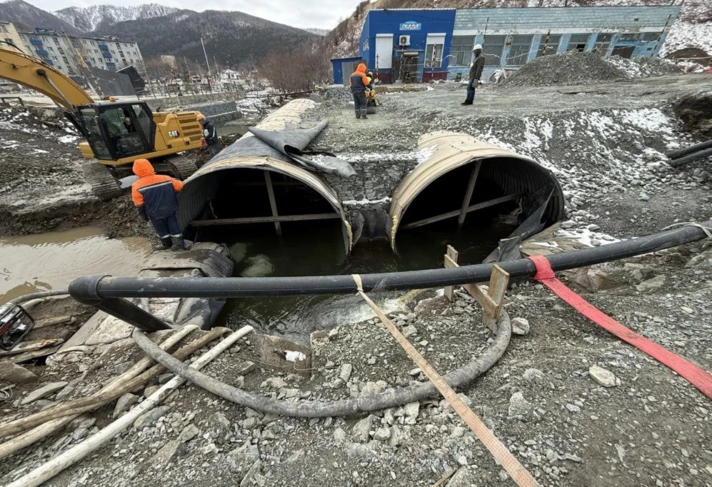 В русле реки Правда выполнили монтаж двух водопропускных труб