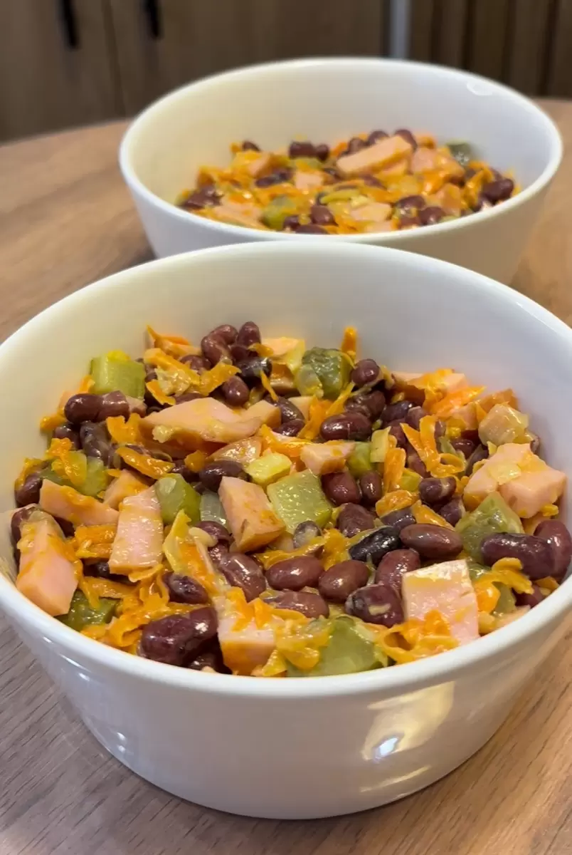 Быстрый и сытный салат с фасолью и ветчиной: идеальный ужин за 15 минут