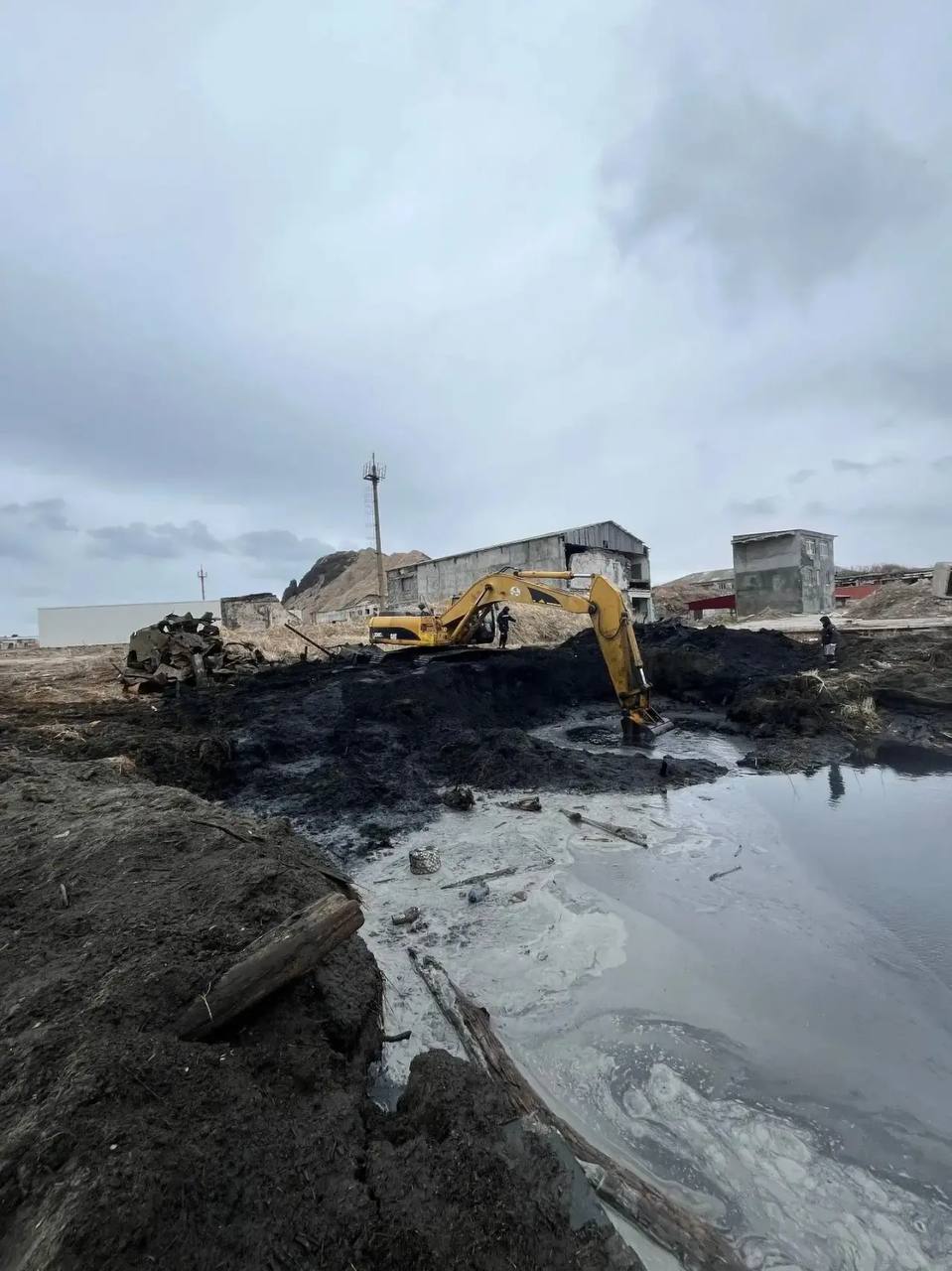 В порт-ковше Чехова приступили к утилизации утонувшего судна В порт-ковше Чехова приступили к утилизации утонувшего судна