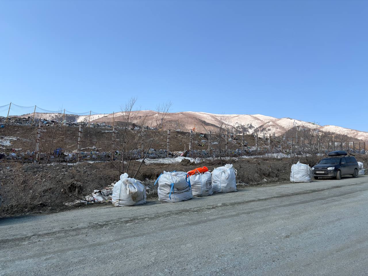 Рабочая бригада мусорного полигона «Известковый» устраняет последствия циклона: пластиковые пакеты и легкие отходы, разлетевшиеся на сотни метров в результате штормового ветра на прошлой неделе Рабочая бригада мусорного полигона «Известковый» устраняет последствия циклона: пластиковые пакеты и легкие отходы, разлетевшиеся на сотни метров в результате штормового ветра на прошлой неделе