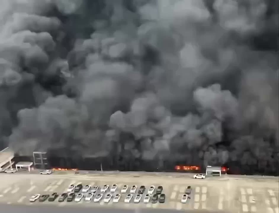 В Китае сгорела крупнейшая парковка электромобилей
